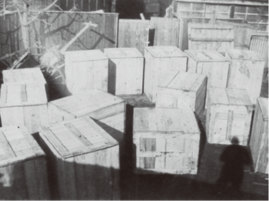 輸出を待つゴムマリの木箱